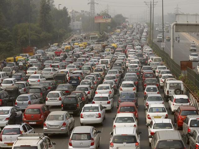 A traffic jam at NH-24 near Akshardham Temple in New Delhi. Not allowing half the cars on the road due to the odd-even formula is expected to increase car-pooling.(Ravi Choudhary/HT Photo)