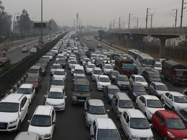 Road rationing is among the various steps that the Delhi government announced to clean the city’s toxic air that has worsened in the last few weeks with a thick blanket of smog enveloping the Capital. (Arun Sharma/HT Photo) Road rationing is among the various steps that the Delhi government announced to clean the city’s toxic air that has worsened in the last few weeks with a thick blanket of smog enveloping the Capital. (Arun Sharma/HT Photo)