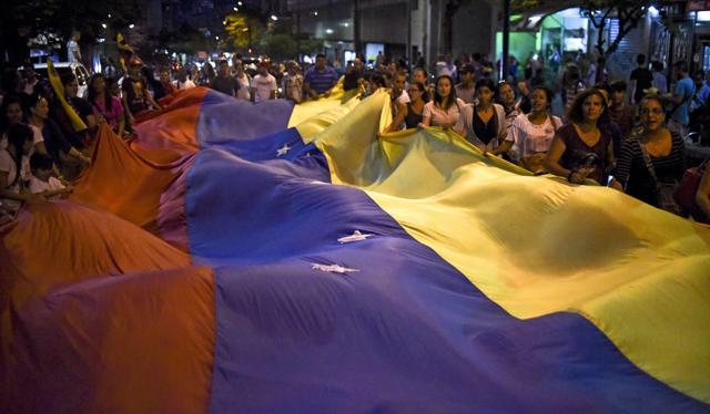 Venezuelan opposition supporters celebrate the results of the legislative election in Caracas, on December 7, 2015. (AFP) Venezuelan opposition supporters celebrate the results of the legislative election in Caracas, on December 7, 2015. (AFP)