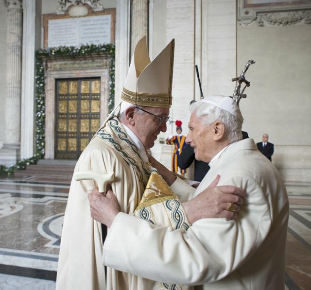 Pope Francis (L) embraces Emeritus Pope Benedict XVI before opening the Holy Door to mark the opening of the Catholic Holy Year. (REUTERS Photo) Pope Francis (L) embraces Emeritus Pope Benedict XVI before opening the Holy Door to mark the opening of the Catholic Holy Year. (REUTERS Photo)