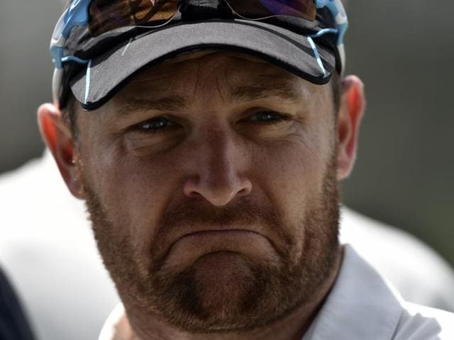 New Zealand captain Brendon McCullum inspects the ball during the fourth day of the second cricket test match against Australia at the WACA ground on November 16, 2015. (Reuters Photo) New Zealand captain Brendon McCullum inspects the ball during the fourth day of the second cricket test match against Australia at the WACA ground on November 16, 2015. (Reuters Photo)