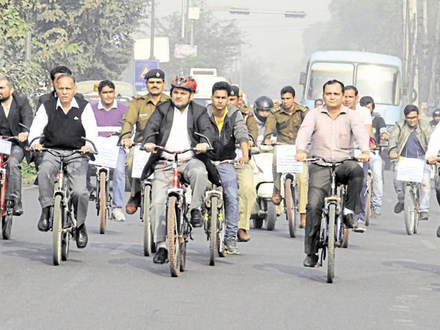 Judges on Tuesday said it is the right of every citizen to get clean air to breathe but it can be ensured only through collective effort.(Parveen Kumar/HT Photo)