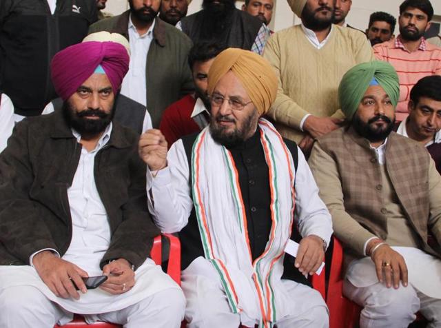 Punjab Congress senior vice-president Lal Singh addressing the media in Bathinda.(Sanjeev Kumar/HT)