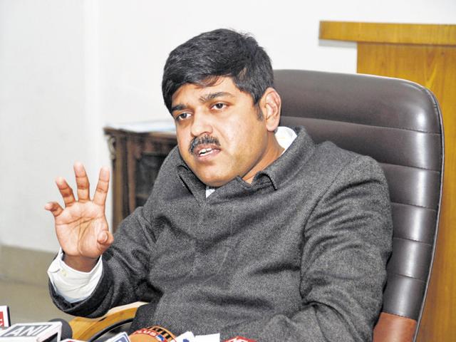 Vice chairman of MDDA, Meenakshi Sundaram addresses a press conference in Dehradun on Tuesday.(Vinay Santosh Kumar/HT photo)