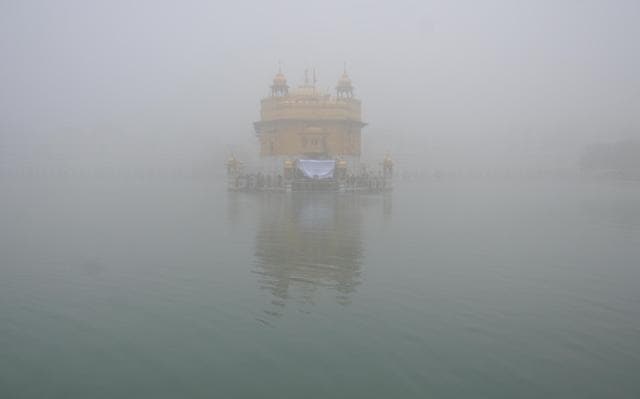 Holy dip in the ‘sarovar’ also saw few devotees showing courage in braving the chill. (Sameer Sehgal/HT Photo) Holy dip in the ‘sarovar’ also saw few devotees showing courage in braving the chill. (Sameer Sehgal/HT Photo)