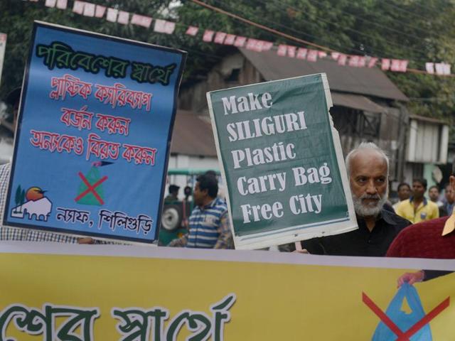 Indian demonstrators hold placards as they take part in a campaign against plastic carry bags and demanding a "Plastic Free Zone" in Siliguri on December 8, 2015.(AFP)