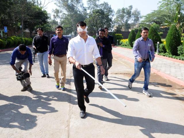 Congress MLA Jitu Patwari walks with bandaged eyes and a stick on assembly premises on Tuesday in a symbolic protest against the botched surgeries that cost 40 people their sight. (Praveen Bajpai/HT) Congress MLA Jitu Patwari walks with bandaged eyes and a stick on assembly premises on Tuesday in a symbolic protest against the botched surgeries that cost 40 people their sight. (Praveen Bajpai/HT)