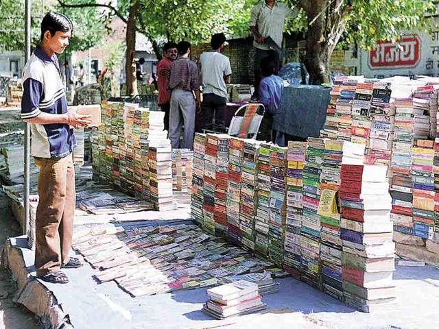 Second-hand book market in Sector 15, Chandigarh.(HT Photo)