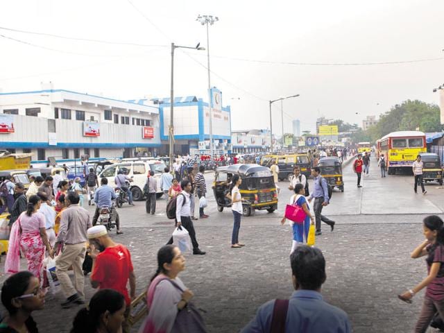 Borivli, which used to be a tiny village between Poisar and Dahisar rivers, has now become one of the most congested areas in north Mumbai.(Satish Bate/HT photos)