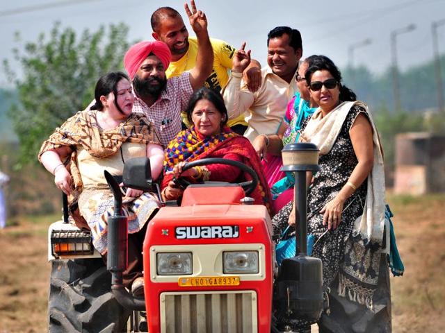 Mayor Poonam Sharma driving a tractor during a cleanliness drive at Maloya village; (right) slapping a drunk man for abusing her in Manimajra. (Ravi Kumar/HT Photo) Mayor Poonam Sharma driving a tractor during a cleanliness drive at Maloya village; (right) slapping a drunk man for abusing her in Manimajra. (Ravi Kumar/HT Photo)