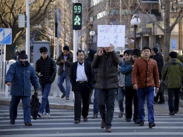 A total of 32 construction workers took to the street on Thursday to demand a construction site in Xianghe county of Hebei province to pay what they say are their delayed salaries worth about a total of 660,000 yuan (102,510 USD).(REUTERS) A total of 32 construction workers took to the street on Thursday to demand a construction site in Xianghe county of Hebei province to pay what they say are their delayed salaries worth about a total of 660,000 yuan (102,510 USD).(REUTERS)