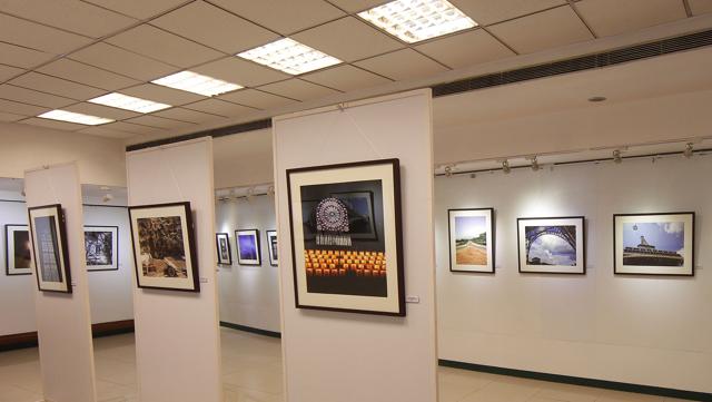 Photographer Udayan Vundru’s exhibition od iPhone photography at Azad Bhawan in New Delhi. (Ravi Choudhary/ Hindustan Times) Photographer Udayan Vundru’s exhibition od iPhone photography at Azad Bhawan in New Delhi. (Ravi Choudhary/ Hindustan Times)