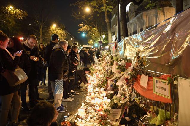 People gather at a makeshift memorial in tribute to the victims of a series of deadly attacks in Paris, in front of the Bataclan cafe on Voltaire Boulevard in Paris on November 23, 2015. (AFP Photo) People gather at a makeshift memorial in tribute to the victims of a series of deadly attacks in Paris, in front of the Bataclan cafe on Voltaire Boulevard in Paris on November 23, 2015. (AFP Photo)