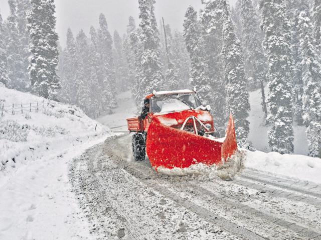 A snow cutter had to be employes to clear the road for traffic. (Waseem andrabi/HT Photo)