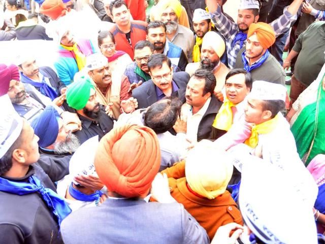 AAP workers stopped journalists from entering the press conference during the inauguration of the state head office.(Pardeep Pandit/HT Photo)