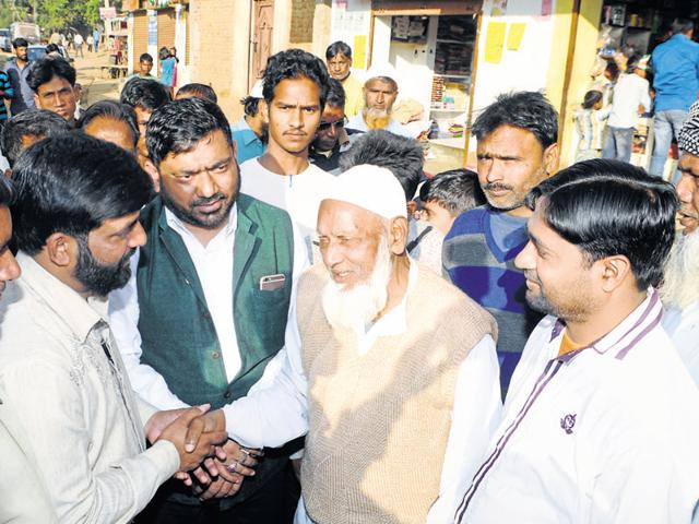 Intezar Ali campaigning for JVM (P) candidate for upcoming assembly by-elections in Lohardaga on Wednesday. (Parwaz Khan/HT Photo) Intezar Ali campaigning for JVM (P) candidate for upcoming assembly by-elections in Lohardaga on Wednesday. (Parwaz Khan/HT Photo)