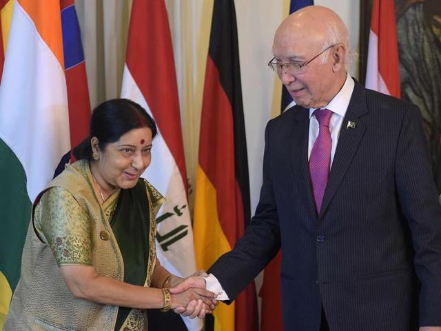 Pakistan's Sartaj Aziz (R), Pakistan Prime Minister’s foreign policy adviser, shakes hands with external affairs minister Sushma Swaraj at the Foreign Ministry in Islamabad, ahead of talks.(AFP Photo) Pakistan's Sartaj Aziz (R), Pakistan Prime Minister’s foreign policy adviser, shakes hands with external affairs minister Sushma Swaraj at the Foreign Ministry in Islamabad, ahead of talks.(AFP Photo)