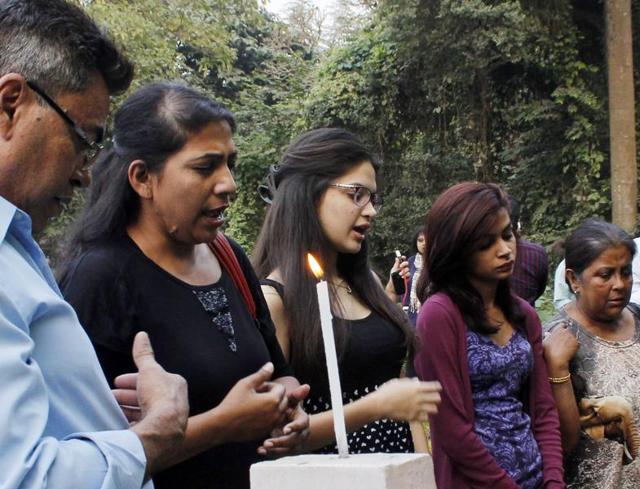 Park Street rape victim’s family pay tribute at the Bhabanipore cemetery after the verdict by the city's session court. (Ramkrishna Samanta/HT Photo) Park Street rape victim’s family pay tribute at the Bhabanipore cemetery after the verdict by the city's session court. (Ramkrishna Samanta/HT Photo)