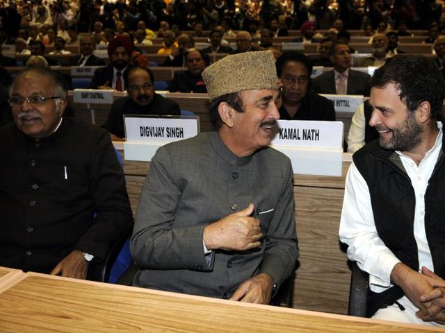 Congress vice president Rahul Gandhi interacts with Congress leader Ghulam Nabi Azad during NCP chief Sharad Pawar’s 75th birthday celebration at Vigyan Bhawan. (Sonu Mehta/ Hindustan Times) Congress vice president Rahul Gandhi interacts with Congress leader Ghulam Nabi Azad during NCP chief Sharad Pawar’s 75th birthday celebration at Vigyan Bhawan. (Sonu Mehta/ Hindustan Times)