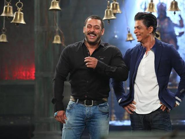 SRK will visit Salman’s hit show Bigg Boss 9 this weekend to promote Dilwale. (colors)
