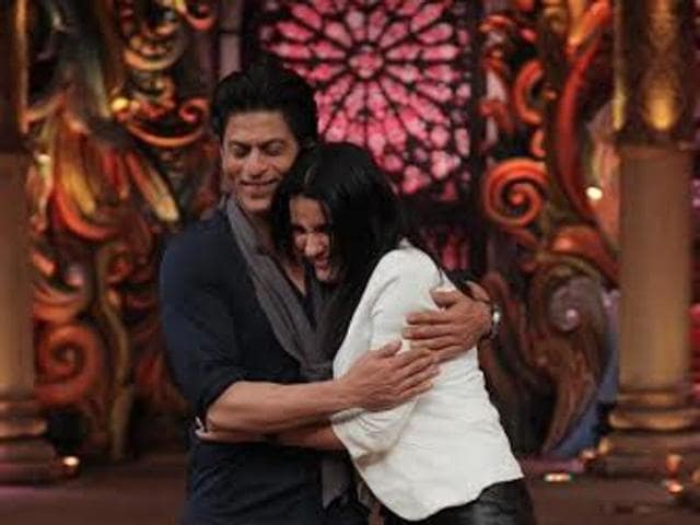 Girls have some fun with SRK. (colors)