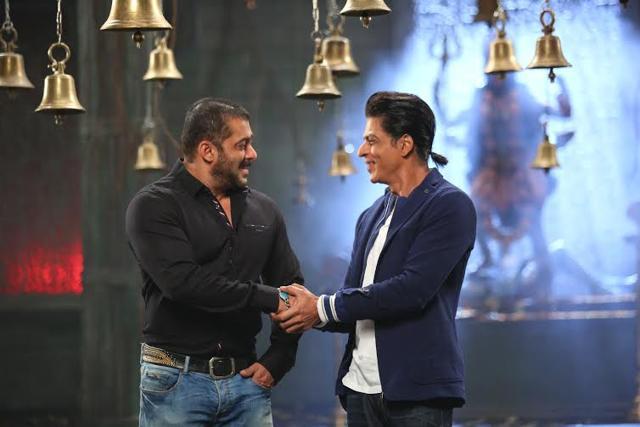 SRK and Salman have been promoting each other’s films for some time. While SRK was seen shaking a leg to the Dabangg star’s latest hit song ‘Prem Ratan Dhan Payo’ before the film’s release, Salman and his friends did an SRK with the iconic song ‘Tujhe Dekha’ from Dilwale Dulhaniya Le Jayenge. (COLORS) SRK and Salman have been promoting each other’s films for some time. While SRK was seen shaking a leg to the Dabangg star’s latest hit song ‘Prem Ratan Dhan Payo’ before the film’s release, Salman and his friends did an SRK with the iconic song ‘Tujhe Dekha’ from Dilwale Dulhaniya Le Jayenge. (COLORS)