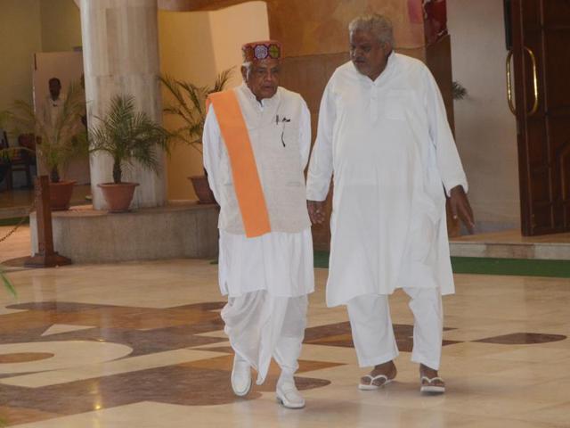 Home minister Babulal Gaur and MLA Arif Aqeel come out from the House during the winter session in Bhopal on Thursday.(Hindustan Times)