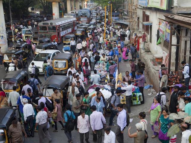 The first step could be deploying a traffic constable outside the station to discipline autorickshaw drivers and curb haphazard parking on roads.(Satish Bate/HT photo)