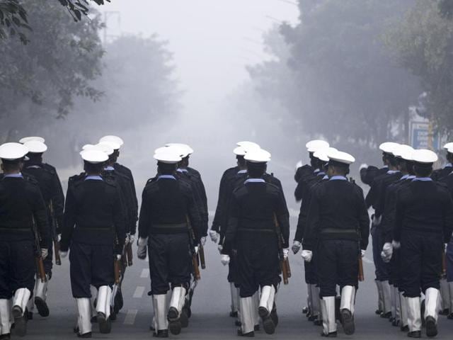 The Coast Guard marching contingent strides through the fog when the minimum temperature dropped to 11 degree Celsius during the full dress rehearsal for the Republic Day Parade 2016. (Sunil Ghosh / HT Photo)