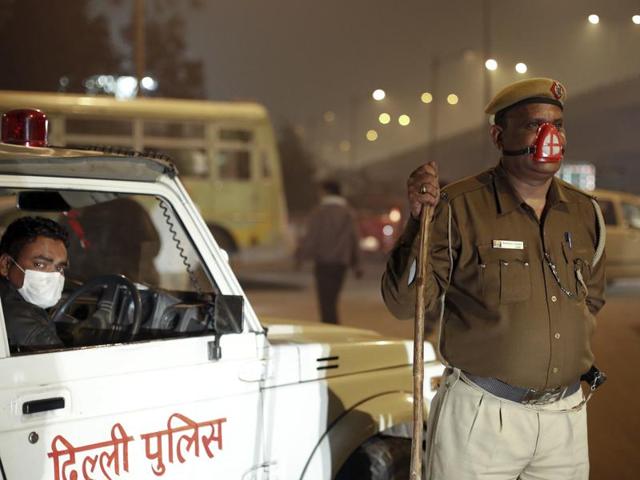 A police constable on vigil at Anand Vihar, one of the worst polluted places in Delhi.(Ravi Choudhary/ HT Photo)