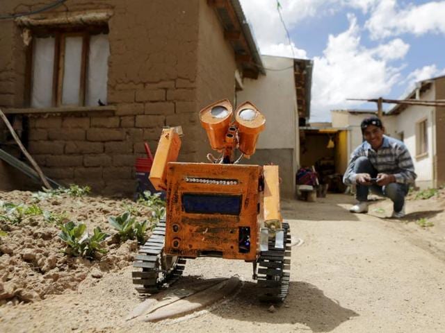 The replica of the WALL-E character is remotely controlled with a mobile phone. (REUTERS) The replica of the WALL-E character is remotely controlled with a mobile phone. (REUTERS)
