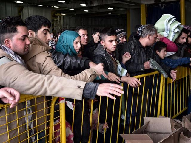 Refugees and migrants wait for free blankets and raincoats before disembarking from a government chartered ferry "El Venizelos" in the port of Piraeus near Athens on December 10, 2015. More than 4000 refugees arrived to the port from the Greek islands of Lesbos and Chios. (AFP Photo) Refugees and migrants wait for free blankets and raincoats before disembarking from a government chartered ferry "El Venizelos" in the port of Piraeus near Athens on December 10, 2015. More than 4000 refugees arrived to the port from the Greek islands of Lesbos and Chios. (AFP Photo)