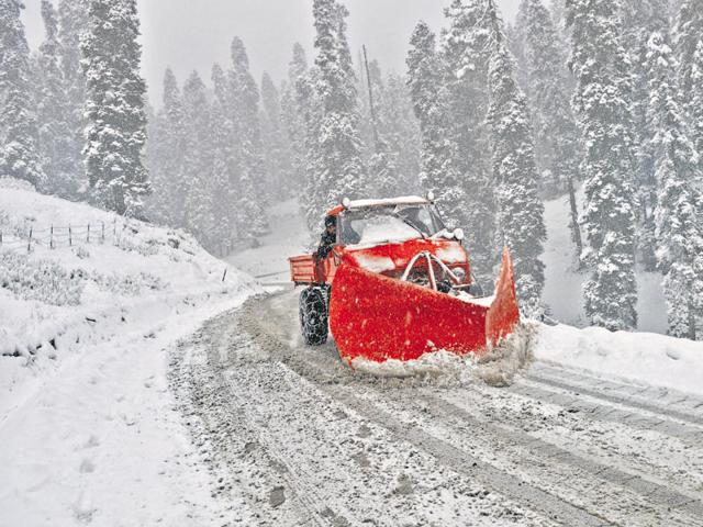 A snow-cutter machine clears road in Srinagar. (Waseem Andrabi/HT Photo) A snow-cutter machine clears road in Srinagar. (Waseem Andrabi/HT Photo)