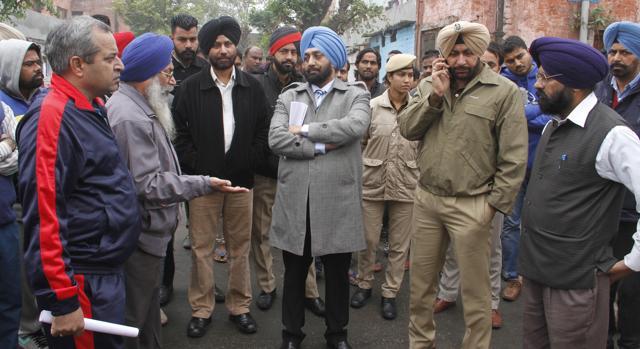 Police officials talking to the ex-servicemen. (JS Grewal/HT)