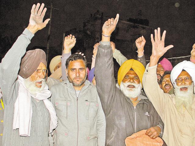 The veterans came down only after officials told them their “charter of demands” had been sent to the defence ministry and that the defence minister will be holding talks with the ex-servicemen community in the next two weeks.(JS Grewal/HT Photo)