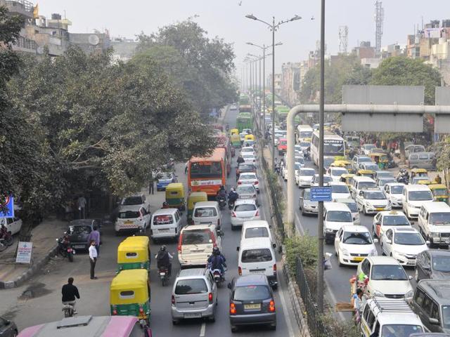 File photo of roads in Delhi choked with smog after Diwali celebrations, in New Delhi. The National Green Tribunal, on Friday, December 11, 2015, questioned the odd-even formula of the Delhi government, saying it could lead to people buying two cars.(Hindustan Times)