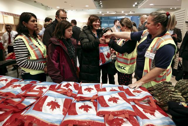 Syrian refugees receive welcome bags at the Toronto Pearson International Airport in Mississauga, Ontario, Canada December 11, 2015. (REUTERS) Syrian refugees receive welcome bags at the Toronto Pearson International Airport in Mississauga, Ontario, Canada December 11, 2015. (REUTERS)