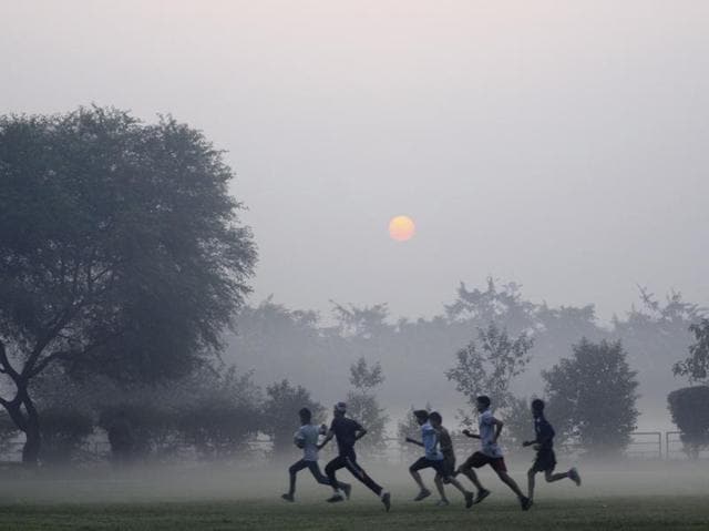 People exercising in a park in the capital in the fog. (Sunil Ghosh / HT Photo)