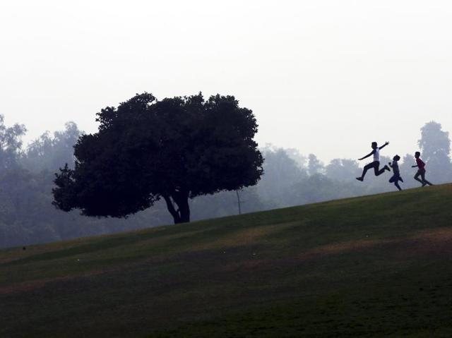 Children enjoy the foggy weather at Rajpath in New Delhi. (Ravi Choudhary/ HT Photo)