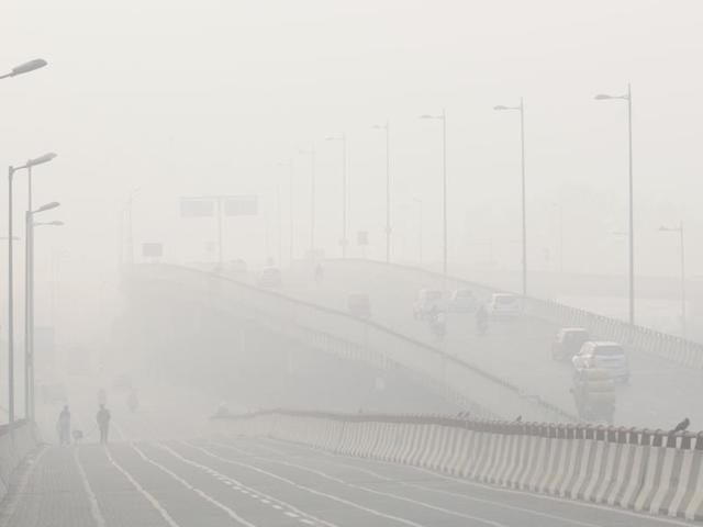 Early morning fog cover roads of the capital near Yamuna riverside. (Sonu Mehta/ HT Photo)