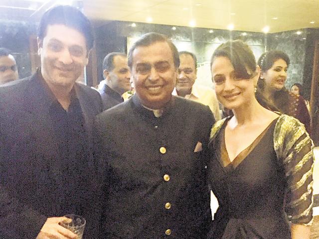 Kuunal Goomer, Mukesh Ambani and Ameesha Patel. (HT Photo)