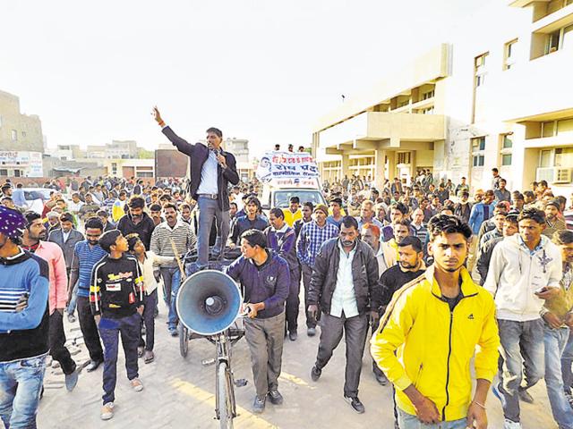 The situation at Abohar remained tense as all business establishments were closed following murder of the employee. (HT Photo) The situation at Abohar remained tense as all business establishments were closed following murder of the employee. (HT Photo)