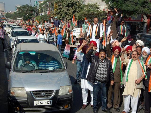 Local Congress leaders and workers protest against Punjab government at Bathinda on Saturday.(Sanjeev Kumar/HT Photo)
