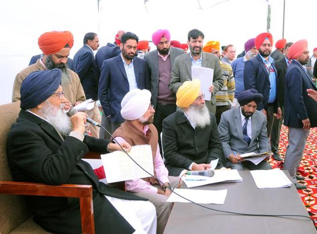Punjab Chief Minister Parkash Singh Badal interact with people during Sangat Darshan at Village Munda in district Tarn Taran on Saturday. (HT Photo) Punjab Chief Minister Parkash Singh Badal interact with people during Sangat Darshan at Village Munda in district Tarn Taran on Saturday. (HT Photo)