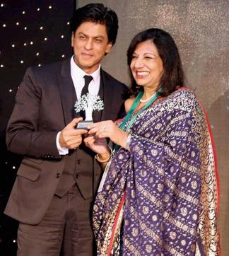 Biocon chief Kiran Mazumdar Shaw presents a memento to Shah Rukh Khan at IIMBUE 2015 – IIMB Alumni Leadership Summit in Bengaluru. (PTI) Biocon chief Kiran Mazumdar Shaw presents a memento to Shah Rukh Khan at IIMBUE 2015 – IIMB Alumni Leadership Summit in Bengaluru. (PTI)
