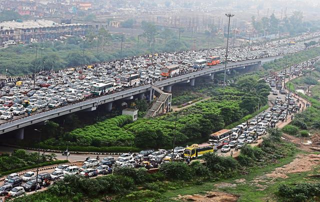 Kejriwal’s government has declared Delhi’s air quality situation as an emergency. (HT Photo)