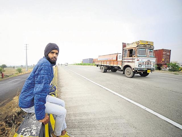 Aakash Ranison, a 21-year-old man from Indore, hitch-hikes his way through India.(HT photo)