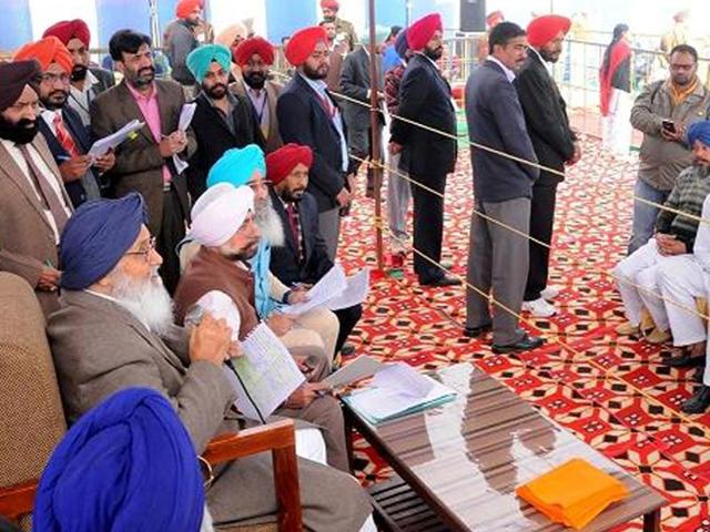 Punjab chief minister Parkash Singh Badal during Sangat Darshan at Khadoor Sahib on Sunday. (HT Photo) Punjab chief minister Parkash Singh Badal during Sangat Darshan at Khadoor Sahib on Sunday. (HT Photo)