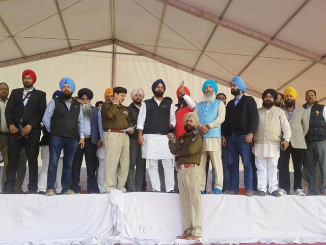Punjab revenue minister Bikram Singh Majithia along with party leaders making arrangements at Sadbhawna rally venue at Goindwal Sahib on Sunday. (HT Photo) Punjab revenue minister Bikram Singh Majithia along with party leaders making arrangements at Sadbhawna rally venue at Goindwal Sahib on Sunday. (HT Photo)
