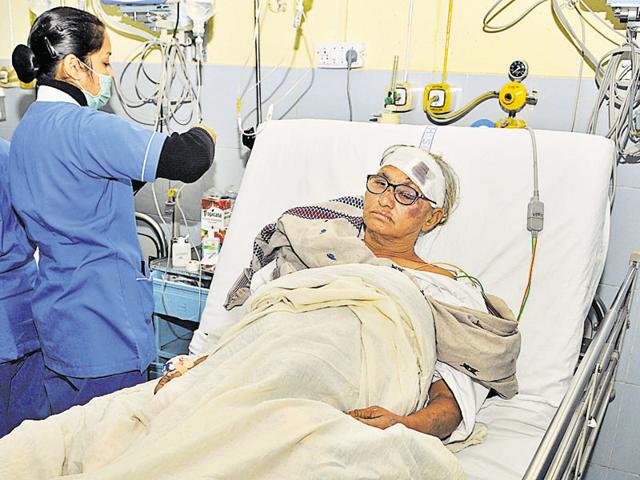 Injured Bhajan Kaur under treatment in Sacred Heart Hospital in Jalandhar on Sunday.(Pardeep Pandit/HT Photo)